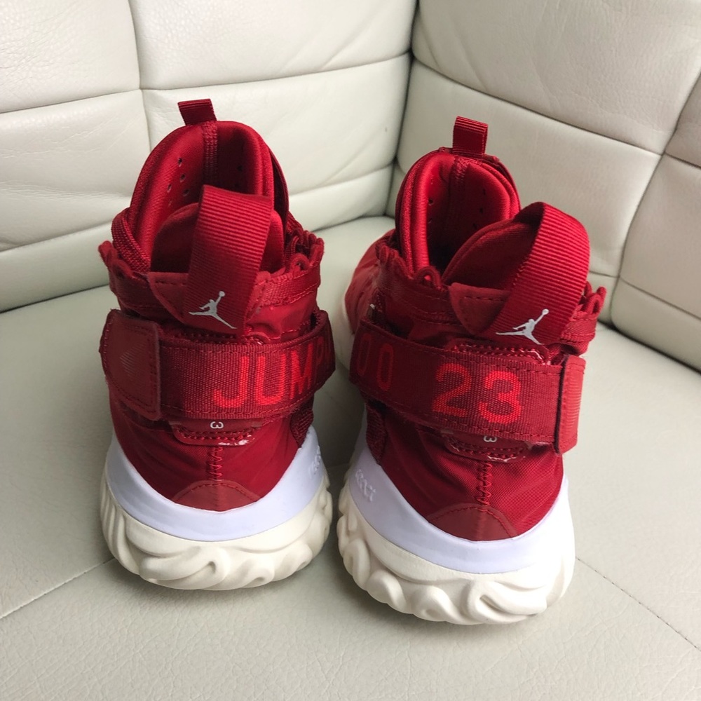 Red Jordan Proto-React ( sizes 9, 9.5, 10.5, - Picture 4 of 5